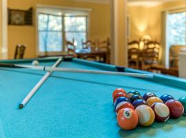 Lazy Bear Cottage With Hot Tub，位于Clarkesville的酒店