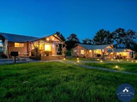 Beautiful Secluded Tented Cabin with Fire Pit in Sevierville, Tennessee，位于赛维尔维尔的酒店