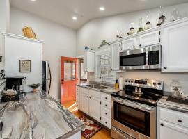Adorable Cottage with Fire Pit, Yard and Jacuzzi in Mentone, Alabama，位于Mentone的酒店