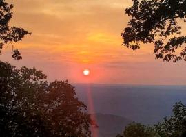 Wooden Cottage with Breathtaking Sunset Views in Mentone, Alabama，位于Mentone的酒店