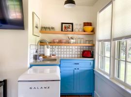 Efficiency-Style Cabin with Spa Lovely for a Couples Escape in Hunt, Texas，位于Hunt的酒店