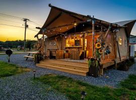 Glorious Tented Cabin with Fire Pit and Gorgeous Sky Views in Sevierville, Tennessee，位于赛维尔维尔的酒店