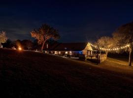 Beautiful Lakeside Rental with Hot-Tub in Igram, Texas, Perfect for Family Glamping Trips，位于Ingram的酒店