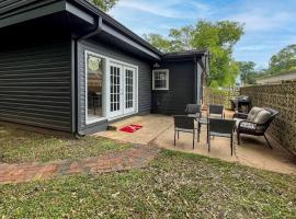 Great Cabin Perfect for Small Groups in Northport, Alabama