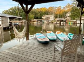 Stunning Modern Lakehouse with Private Boat Dock in Norwood, North Carolina，位于Norwood的酒店
