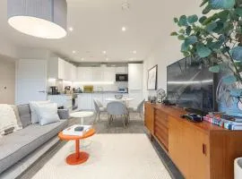 Modern 2BD Apt w/ Balcony & Parking - Near London