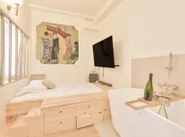 Luxury Suite Spa Bath & Cinema Screen- Bordeaux