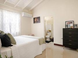 BellaRose at Colbeck ,Gated with Pool, Stylishly modern，位于Old Harbour的酒店