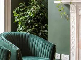 Henrietta Quarters - Central Bath Retreat