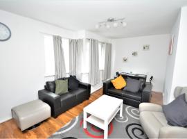 Lovely 2 Bedroom Condo in Greater London，位于伦敦的酒店