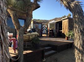 Unique Yucca Valley Rental Ideal for Romantic Getaways in California，位于丝兰谷的酒店