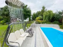 Uroczy domek i apartament nad samym jeziorem z basenem