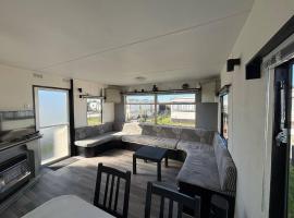 Mobile home au camping New Vennepark，位于Harendijk的酒店