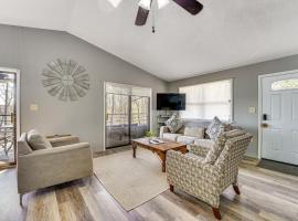 Lake Access & Views! Table Rock Lake Family Escape，位于Golden的酒店