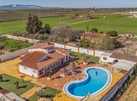 Gorgeous Home In Puente Genil With Wifi，位于蓬特赫尼尔的酒店