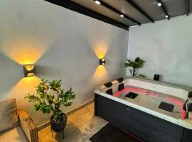 Luxury 2 storey 2bedroom condo with Private Jacuzzi & patio - Athens