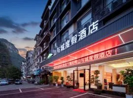 Yangshuo Mountain and City Resort