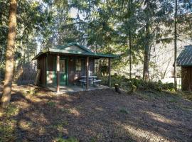 Unique Glamping Experience, Pet Friendly, Sleeps 2，位于Maple Falls的酒店