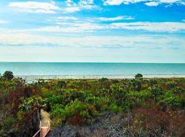 Spacious 3-Bedroom Retreat with Gulf Views & Screened Porch，位于萨尼贝尔的度假屋