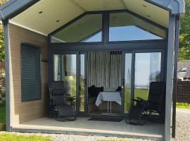 POD6 Family Glamping with seaview & Wi-Fi，位于Llwyngwril的酒店