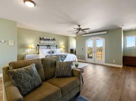 Estate at Whispering Oaks-Three Homes, Two Hot Tubs，位于佩索罗伯斯的酒店