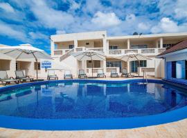 Carambola Hotel with Pool Access, Steps to Beach，位于基督教堂市的酒店