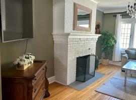 The Dows retreat with 2 car driveway，位于渥太华的酒店