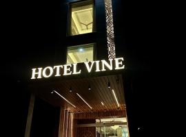 Hotel Vine，位于Lalru的酒店