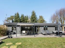 4 Bedroom Stunning Home In Væggerløse，位于博托比的带按摩浴缸的酒店