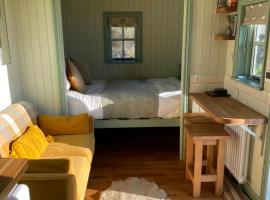 Sunset Snug Shepherd hut，位于彭里斯的酒店