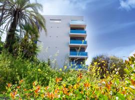 Nova Suite，位于卡塞雷斯的带停车场的酒店