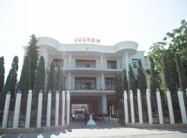 Julton Events Hotel，位于Domje地拉那特蕾莎修女国际机场 - TIA附近的酒店