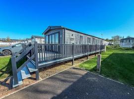 Amazing Caravan With Decking At Manor Park In Hunstanton Ref 23010Ha，位于亨斯坦顿的酒店
