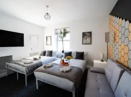 Open Mind Property - HotTub, 2 Guests & 1 Bed