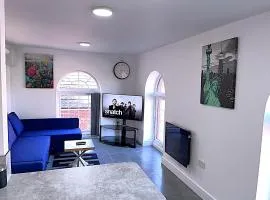 Classic Nest-Sleeps 6-Free Parking-High Speed WiFi