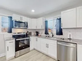 Awesome Two Bedroom Family Upper Unit in Denver