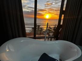 Couple Suite with Ocean View & Relaxing Tub Batangas，位于Lobo的酒店