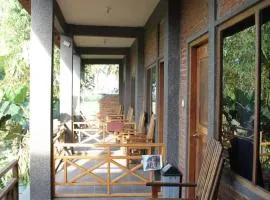 Vivian's Lakey peak homestay