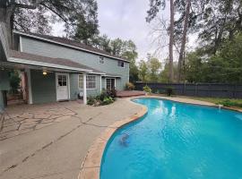 Elegant 4BR - Pool - Backyard - Fireplace - Games Room，位于休斯顿的酒店