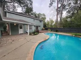 Elegant 4BR - Pool - Backyard - Fireplace - Games Room