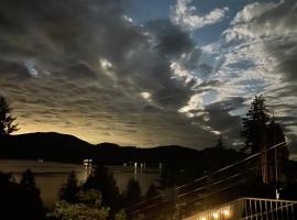 Ocean and Mountain view Home，位于吉布森斯的酒店