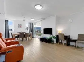 Axis One - Cairns City Base with Rooftop Pool & Spa