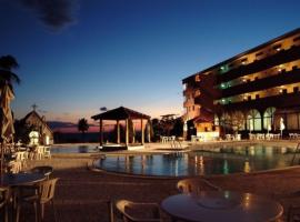 Resort Hotel Umibe no Kajuen，位于Konan的带泳池的酒店