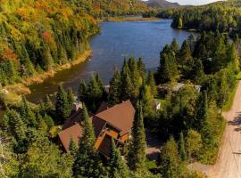 Prestige in Nature luxury, hot tub, fireplace，位于Saint Adolphe D'Howard的酒店