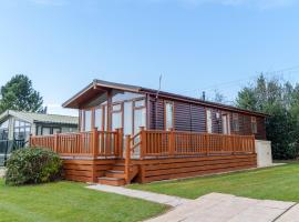 Dove Lodge - Peak District Cabin，位于Fenny Bentley的酒店