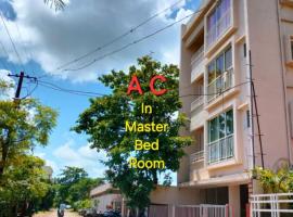 The Peace Home SRUSHTI AC for Master Bedroom，位于戈尔哈布尔的酒店