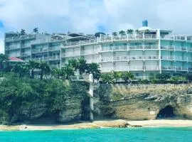 Tranquil Oceanside: Pools & Direct Beach Access