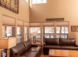 Secluded Getaway with Mountain Views along the Arkansas River in Colorado，位于Monarch的酒店