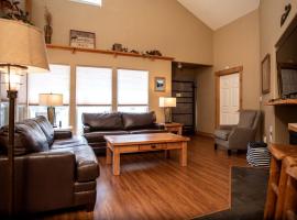 Eco-Friendly Cabin with Views of the Rocky Mountains in Colorado，位于Monarch的酒店
