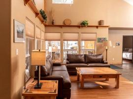 Luxury Cabin with ATV Trails near the Continental Divide in Colorado，位于Monarch的酒店